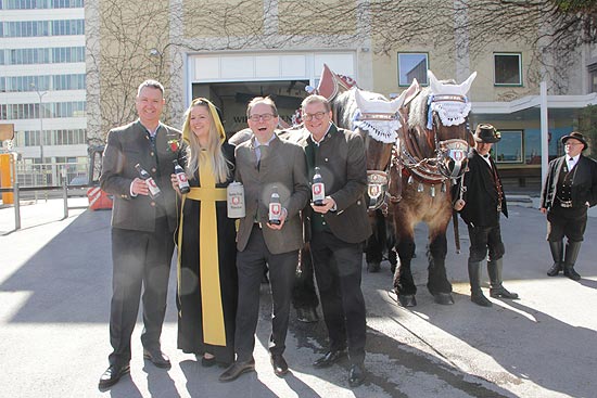 Harald Stückle, Betriebsleiter der Spaten Brauerei. das Münchner Kindl. 2. Bürgermeister Manuel Pretzl,  und Spaten Geschäftsführer Bernhard Klier bei der Vorstellung des Jubuiläumsbieres (©Foto: Martin Schmitz)